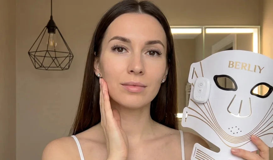 Jessica holding a white BERLIY LED face and neck mask in the customer review section.